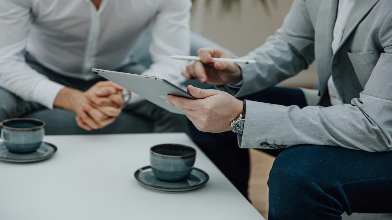 Phân biệt “nhãn hiệu” và “thương hiệu”: góc nhìn pháp lý & kinh doanh (bài phân tích chuyên sâu)